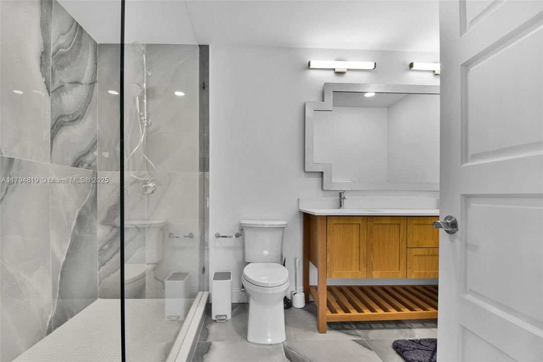 Recently Sold: $2,199,000 (6 beds, 5 baths, 6216 Square Feet)