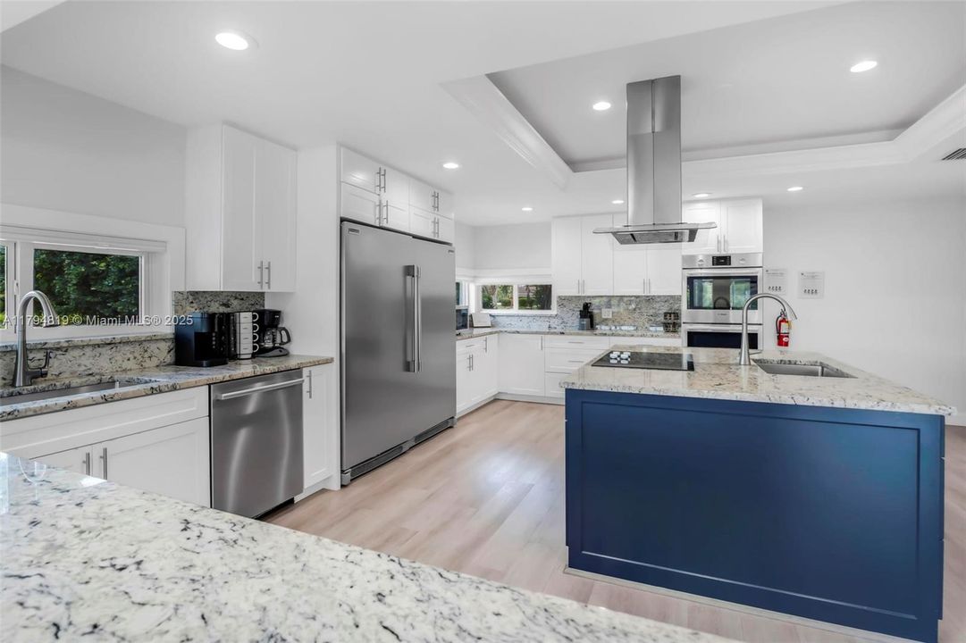 Recently Sold: $2,199,000 (6 beds, 5 baths, 6216 Square Feet)