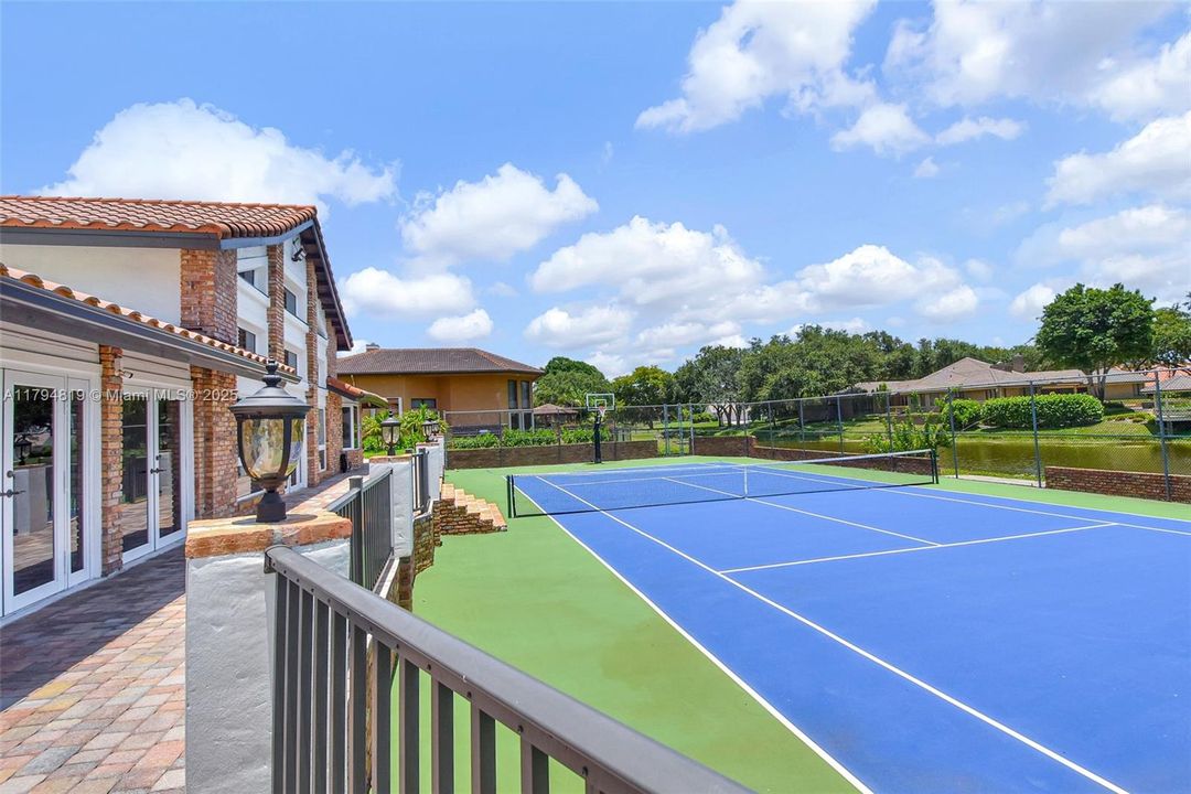 Recently Sold: $2,199,000 (6 beds, 5 baths, 6216 Square Feet)