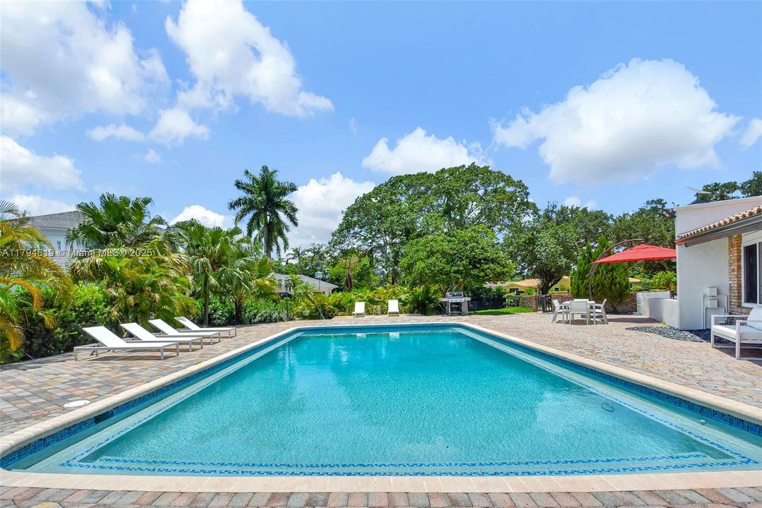 Recently Sold: $2,199,000 (6 beds, 5 baths, 6216 Square Feet)