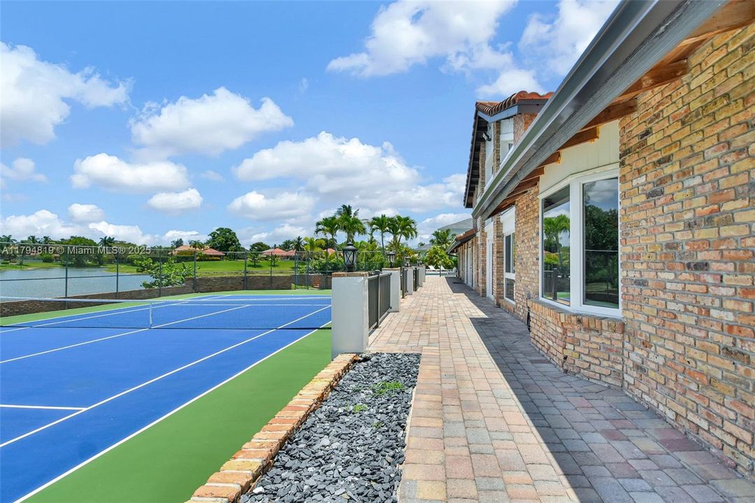 Recently Sold: $2,199,000 (6 beds, 5 baths, 6216 Square Feet)