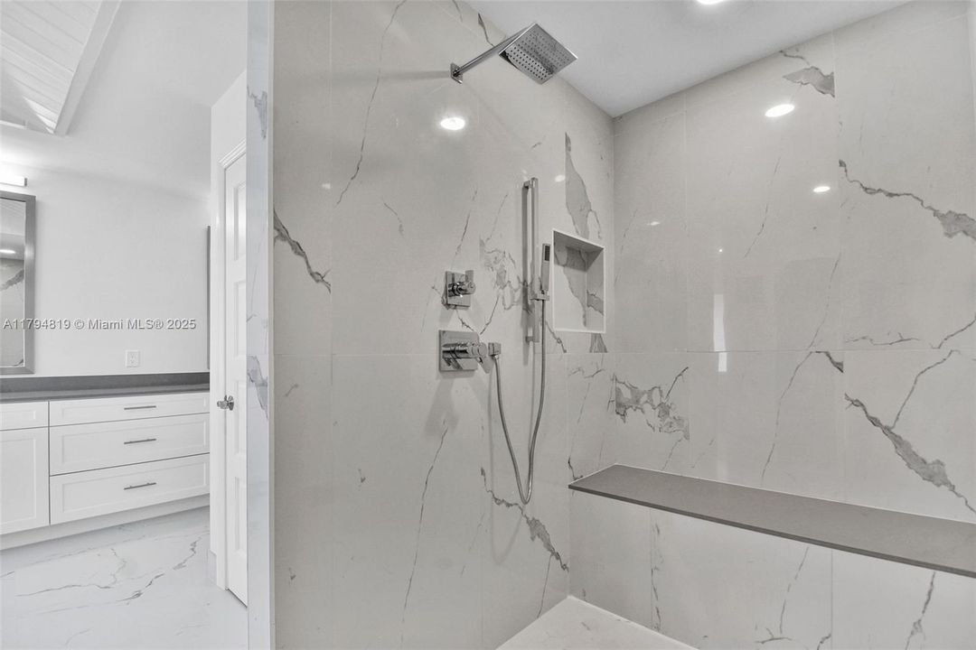 Recently Sold: $2,199,000 (6 beds, 5 baths, 6216 Square Feet)