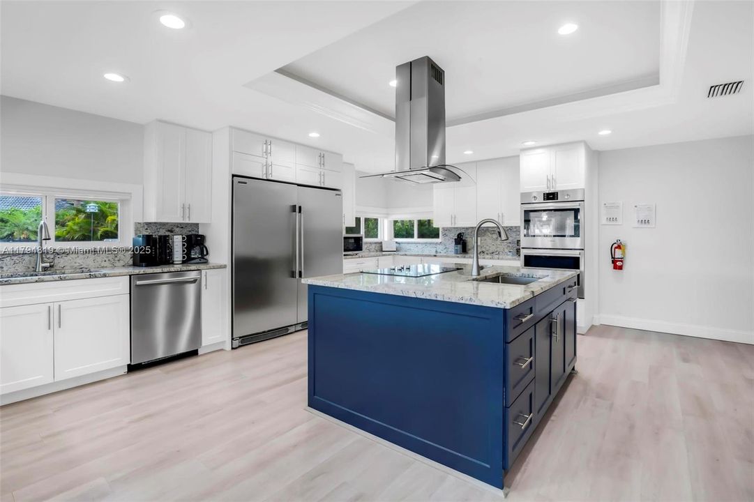 Recently Sold: $2,199,000 (6 beds, 5 baths, 6216 Square Feet)