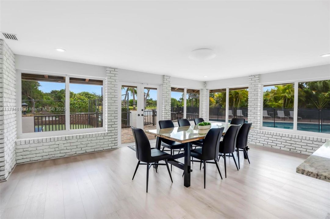 Recently Sold: $2,199,000 (6 beds, 5 baths, 6216 Square Feet)