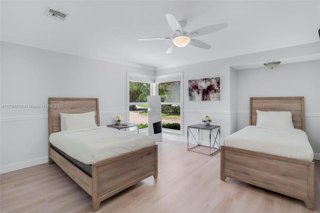 Recently Sold: $2,199,000 (6 beds, 5 baths, 6216 Square Feet)