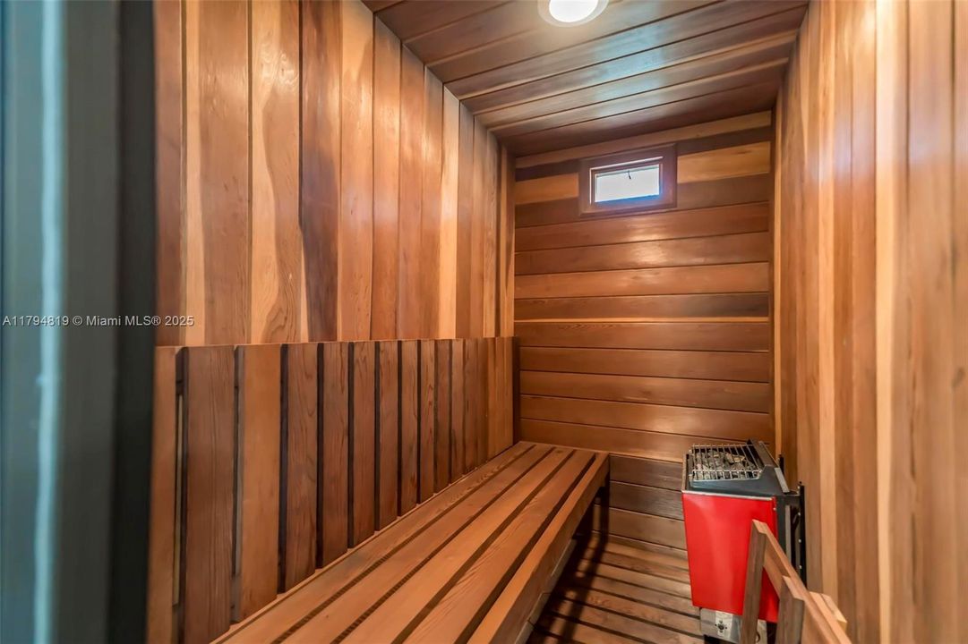 Recently Sold: $2,199,000 (6 beds, 5 baths, 6216 Square Feet)