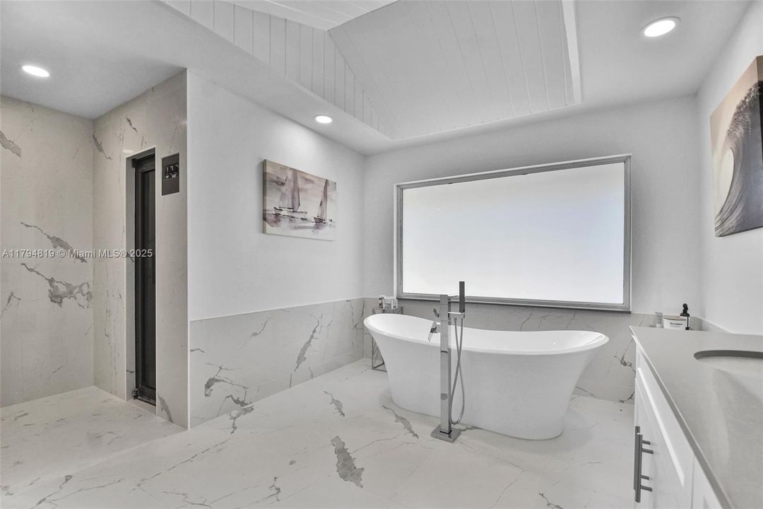 Recently Sold: $2,199,000 (6 beds, 5 baths, 6216 Square Feet)