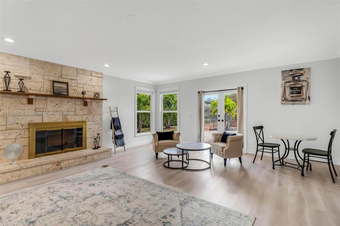 Recently Sold: $2,199,000 (6 beds, 5 baths, 6216 Square Feet)