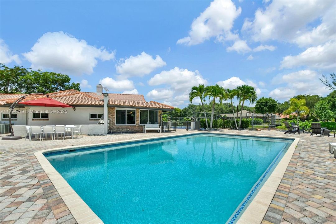 Recently Sold: $2,199,000 (6 beds, 5 baths, 6216 Square Feet)