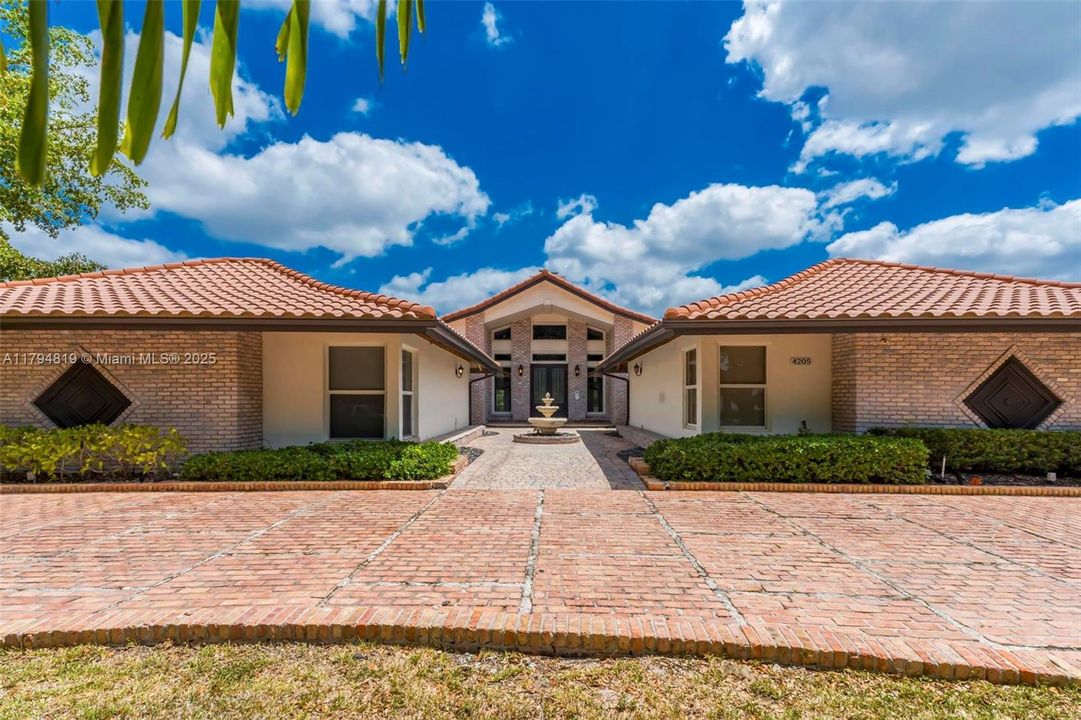 Recently Sold: $2,199,000 (6 beds, 5 baths, 6216 Square Feet)