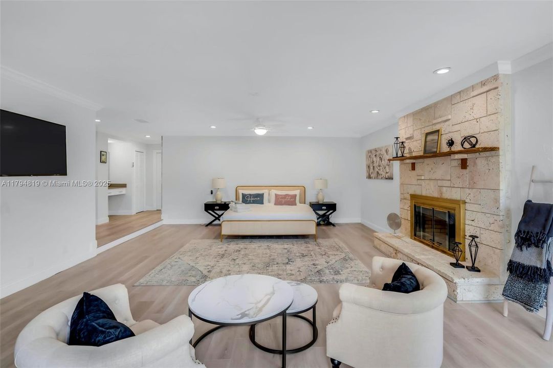 Recently Sold: $2,199,000 (6 beds, 5 baths, 6216 Square Feet)