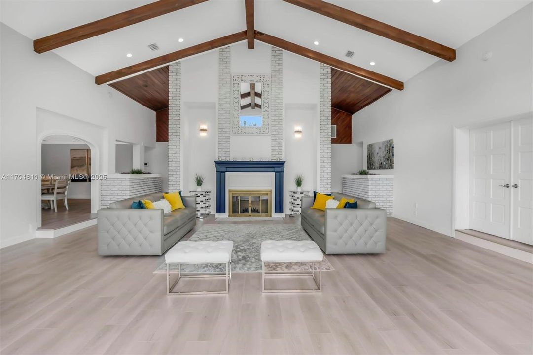 Recently Sold: $2,199,000 (6 beds, 5 baths, 6216 Square Feet)