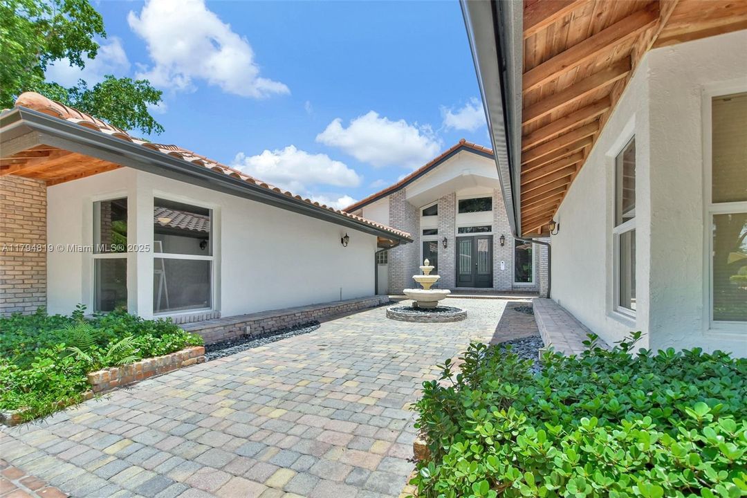 Recently Sold: $2,199,000 (6 beds, 5 baths, 6216 Square Feet)