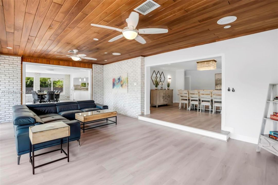 Recently Sold: $2,199,000 (6 beds, 5 baths, 6216 Square Feet)