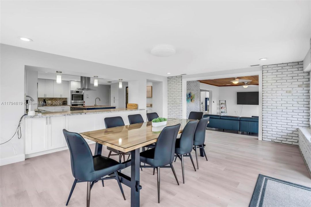 Recently Sold: $2,199,000 (6 beds, 5 baths, 6216 Square Feet)