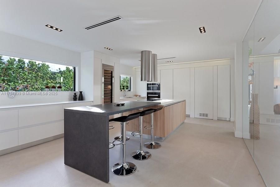 Recently Rented: $55,000 (5 beds, 5 baths, 3989 Square Feet)