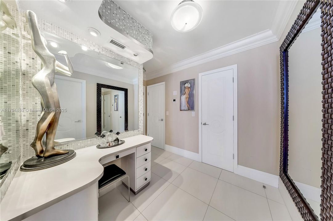 Master Bedroom in-suite with 2 walk-in closets