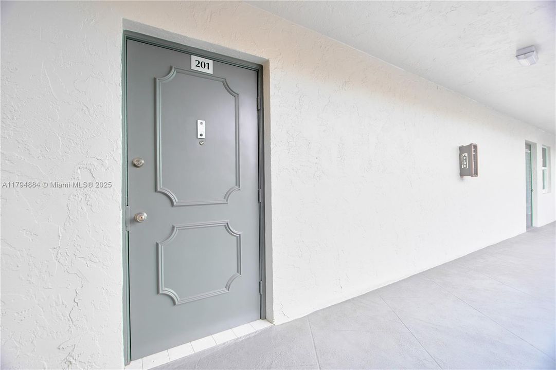 合同活跃: $139,900 (2 贝兹, 2 浴室, 950 平方英尺)