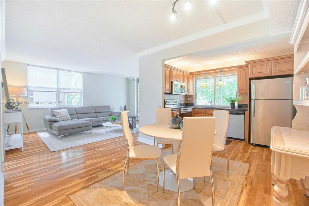 合同活跃: $139,900 (2 贝兹, 2 浴室, 950 平方英尺)