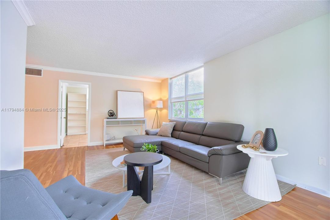 合同活跃: $139,900 (2 贝兹, 2 浴室, 950 平方英尺)