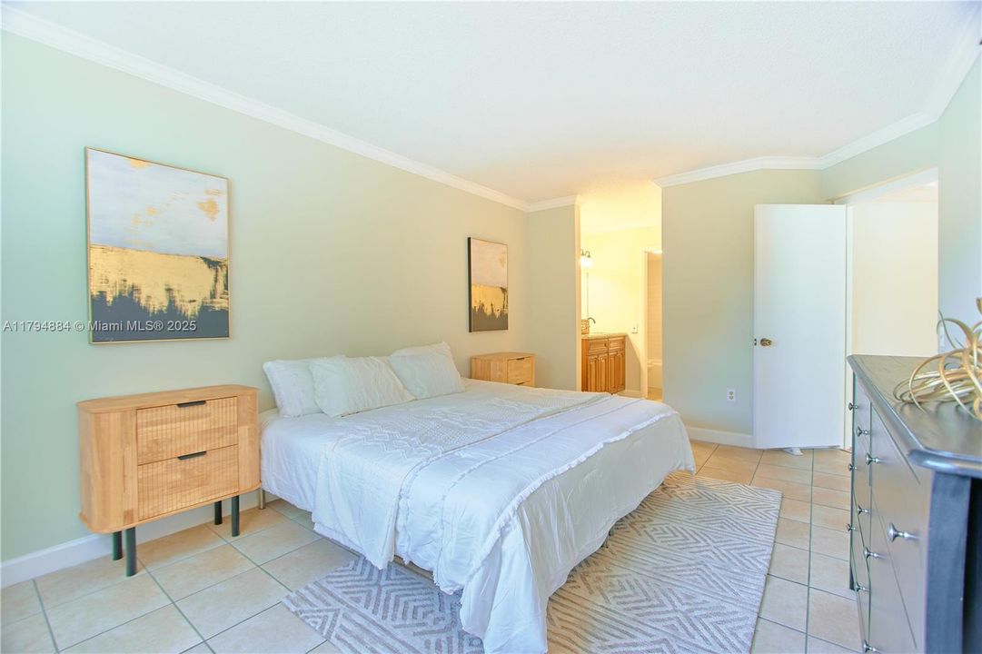 合同活跃: $139,900 (2 贝兹, 2 浴室, 950 平方英尺)