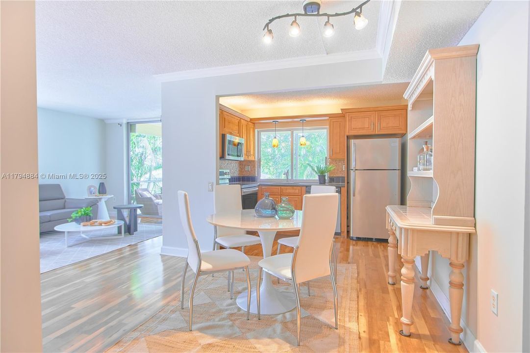 合同活跃: $139,900 (2 贝兹, 2 浴室, 950 平方英尺)