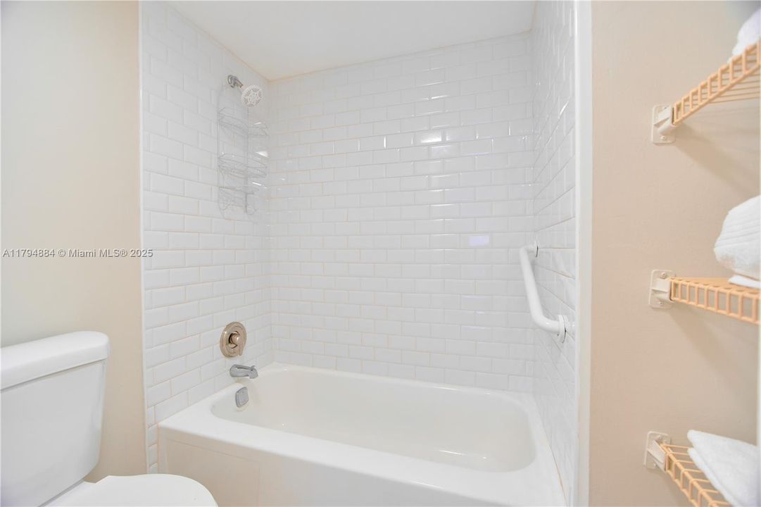 合同活跃: $139,900 (2 贝兹, 2 浴室, 950 平方英尺)