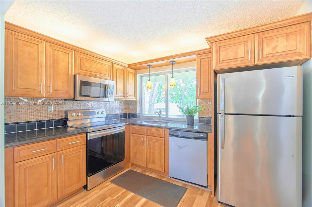 合同活跃: $139,900 (2 贝兹, 2 浴室, 950 平方英尺)