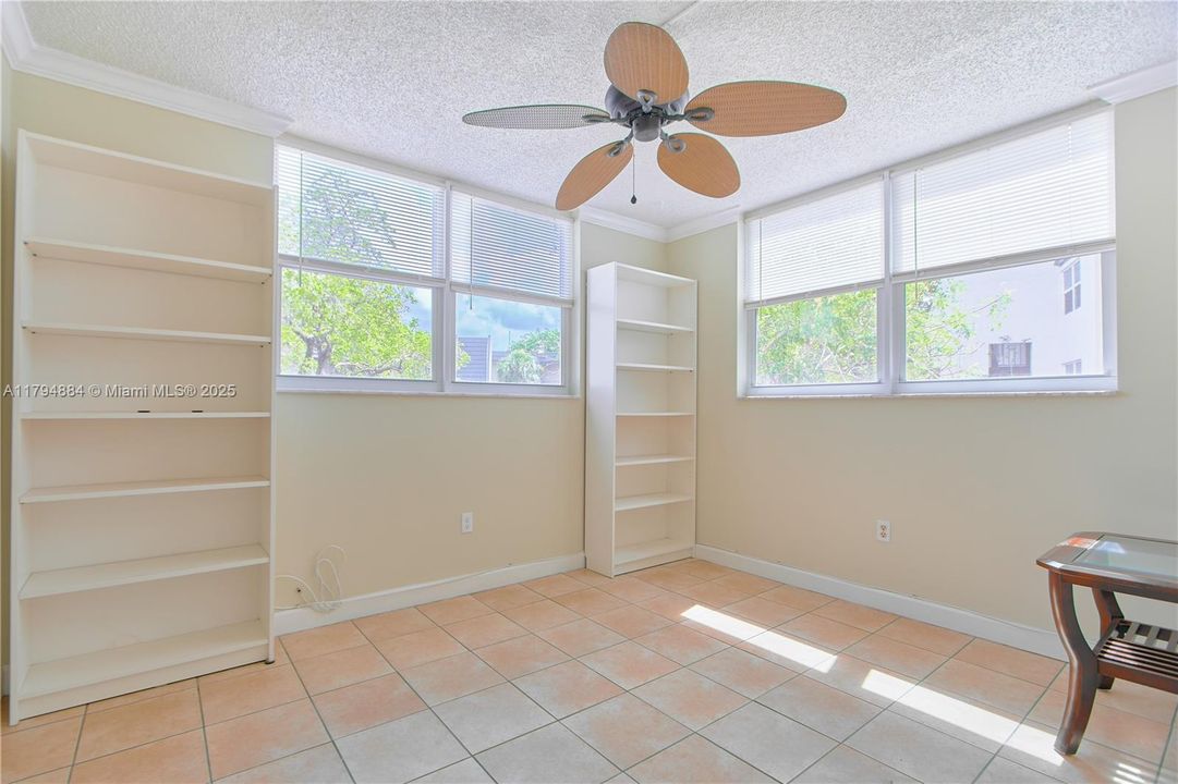 合同活跃: $139,900 (2 贝兹, 2 浴室, 950 平方英尺)