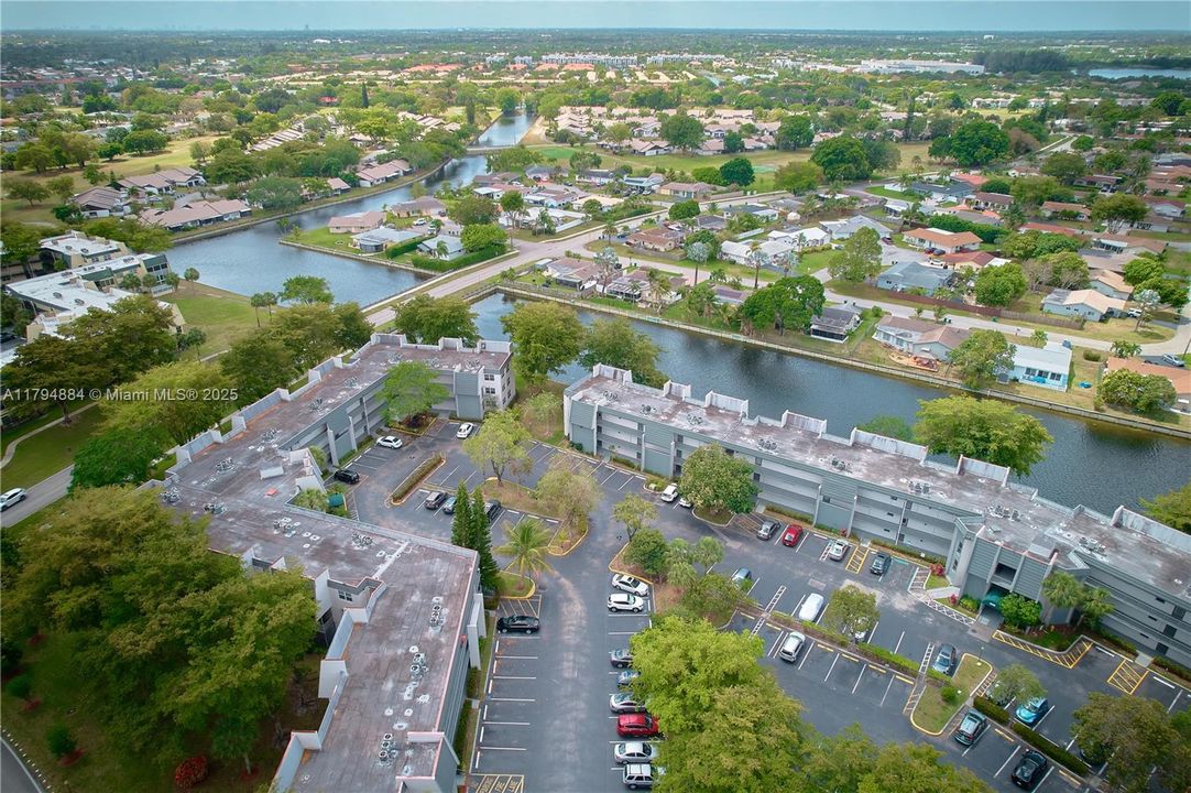 合同活跃: $139,900 (2 贝兹, 2 浴室, 950 平方英尺)