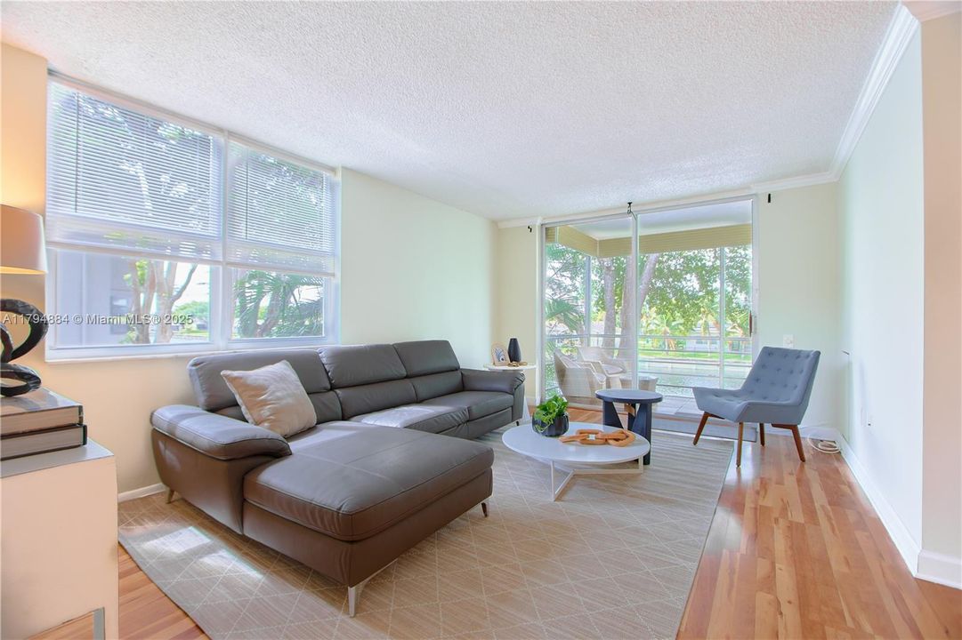 合同活跃: $139,900 (2 贝兹, 2 浴室, 950 平方英尺)