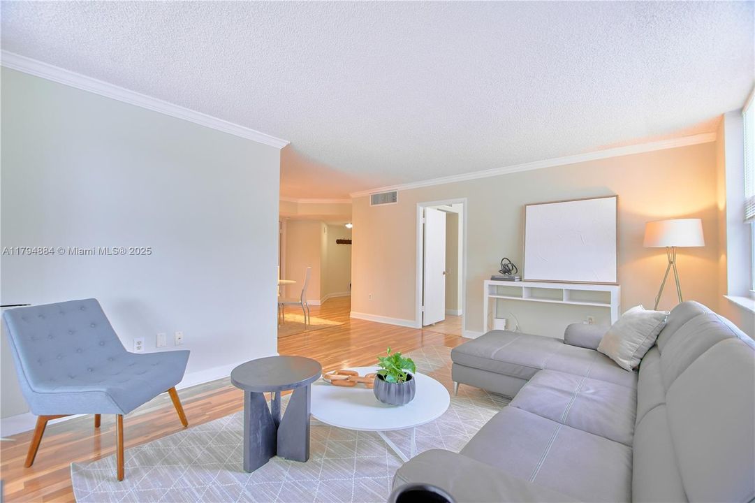 合同活跃: $139,900 (2 贝兹, 2 浴室, 950 平方英尺)