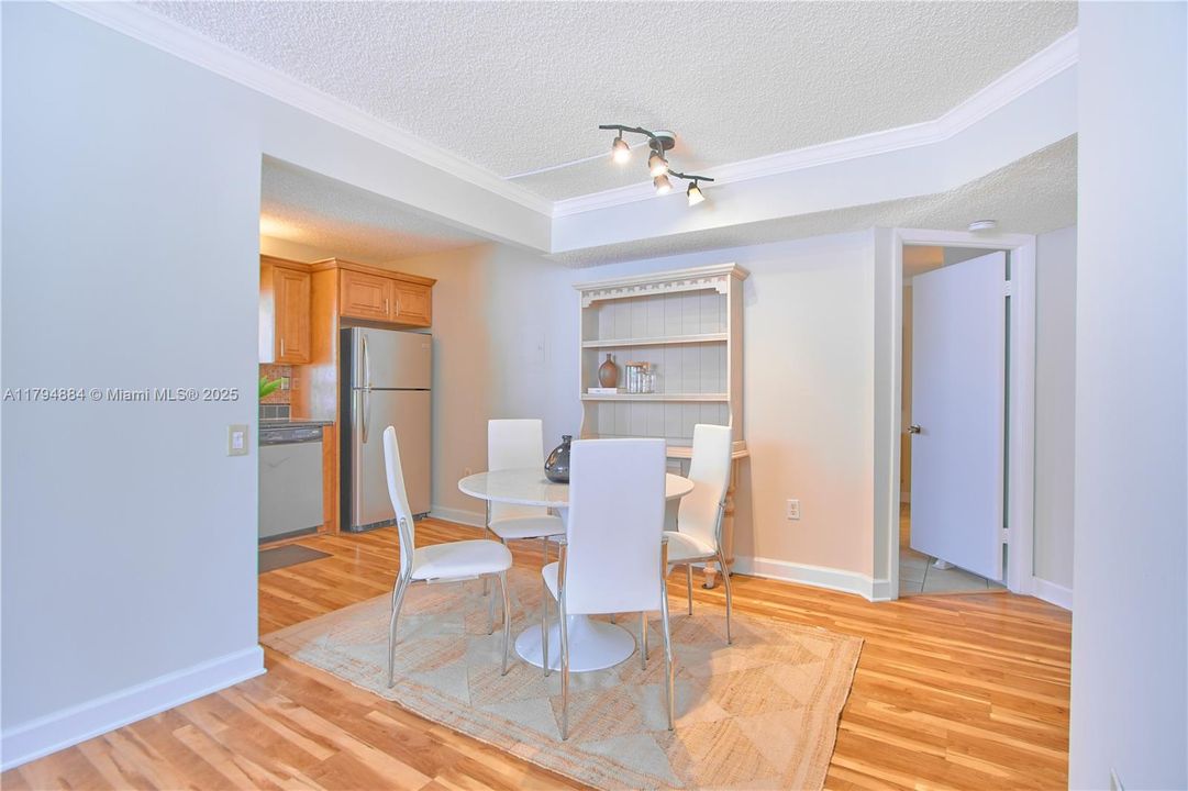 合同活跃: $139,900 (2 贝兹, 2 浴室, 950 平方英尺)