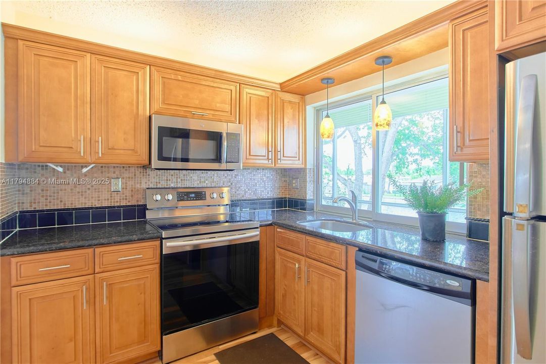 合同活跃: $139,900 (2 贝兹, 2 浴室, 950 平方英尺)