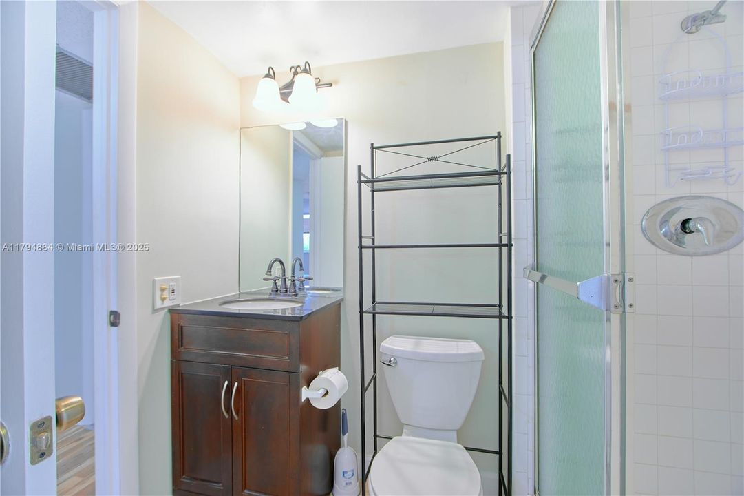 合同活跃: $139,900 (2 贝兹, 2 浴室, 950 平方英尺)