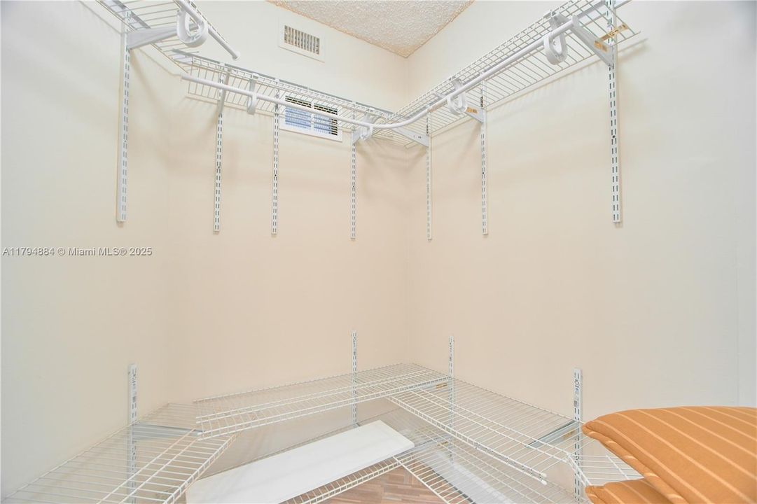 合同活跃: $139,900 (2 贝兹, 2 浴室, 950 平方英尺)