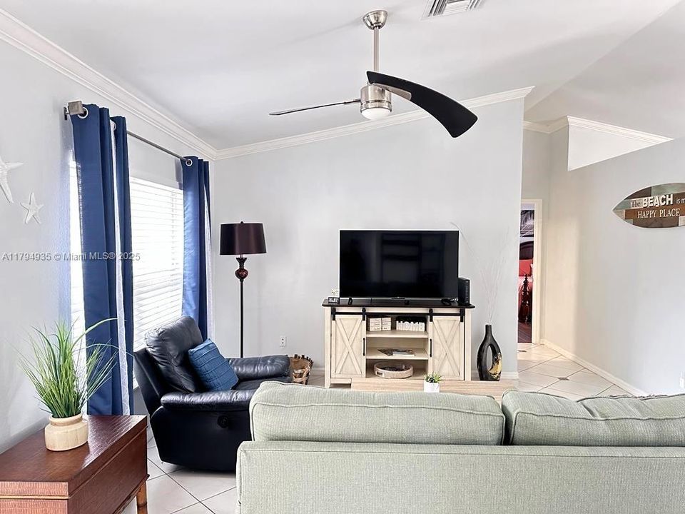 Recientemente alquilado: $2,400 (3 camas, 2 baños, 1463 Pies cuadrados)