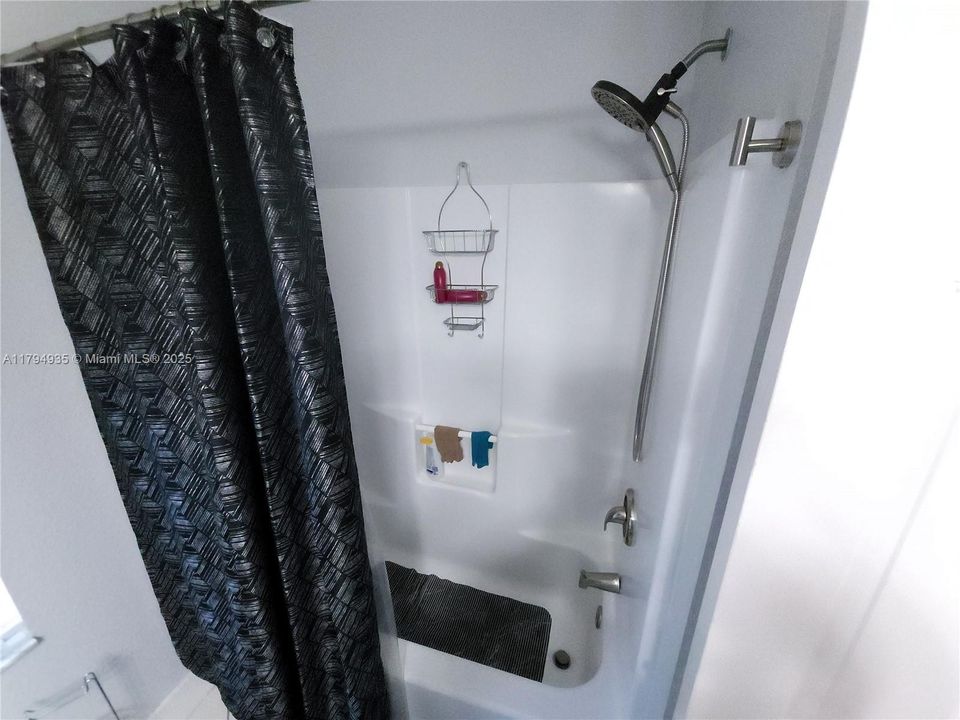 Recientemente alquilado: $2,400 (3 camas, 2 baños, 1463 Pies cuadrados)