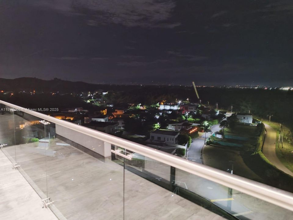 For Sale: $830,000 (5 beds, 6 baths, 6459 Square Feet)