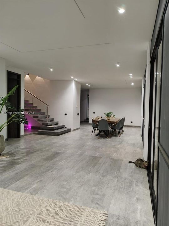 For Sale: $830,000 (5 beds, 6 baths, 6459 Square Feet)