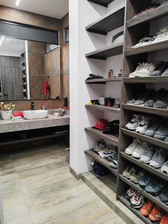 For Sale: $830,000 (5 beds, 6 baths, 6459 Square Feet)