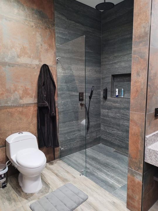 For Sale: $830,000 (5 beds, 6 baths, 6459 Square Feet)