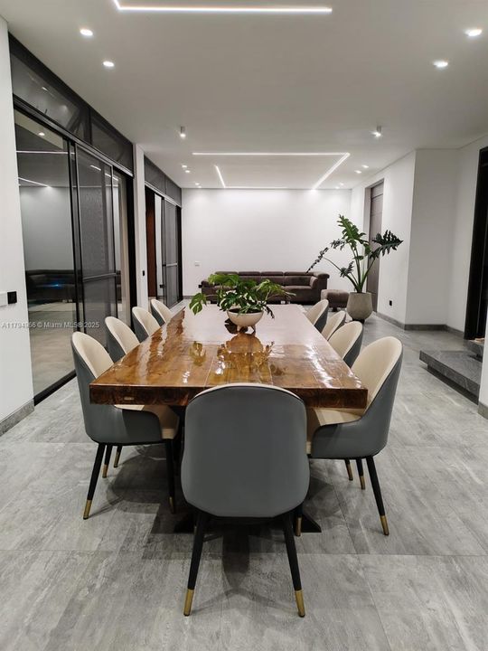 For Sale: $830,000 (5 beds, 6 baths, 6459 Square Feet)