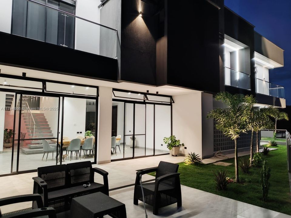 For Sale: $830,000 (5 beds, 6 baths, 6459 Square Feet)