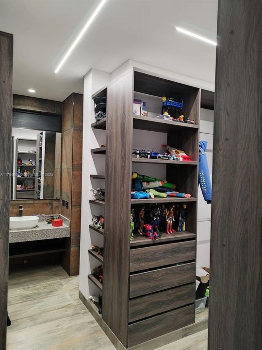 For Sale: $830,000 (5 beds, 6 baths, 6459 Square Feet)