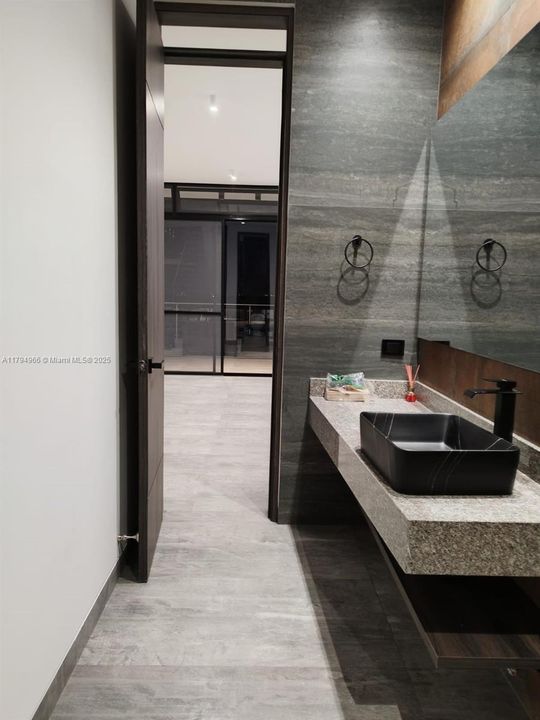 For Sale: $830,000 (5 beds, 6 baths, 6459 Square Feet)