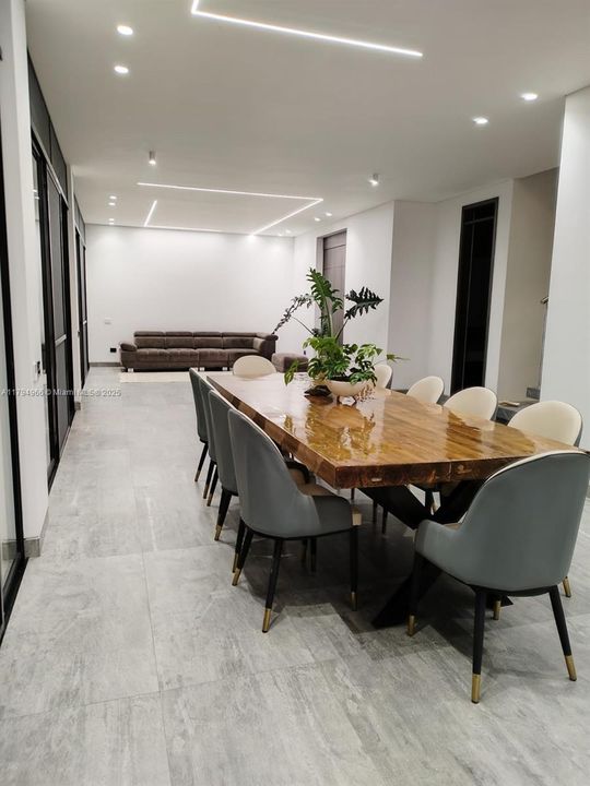 For Sale: $830,000 (5 beds, 6 baths, 6459 Square Feet)