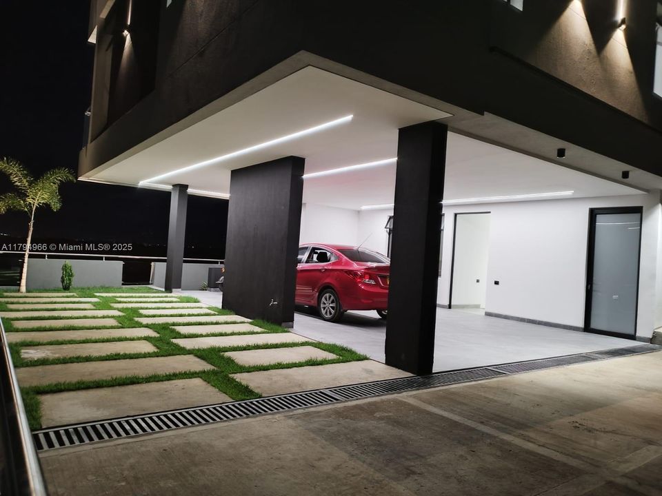 For Sale: $830,000 (5 beds, 6 baths, 6459 Square Feet)