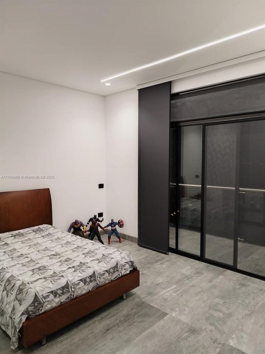 For Sale: $830,000 (5 beds, 6 baths, 6459 Square Feet)