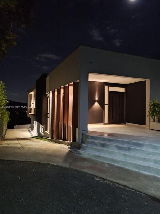 For Sale: $830,000 (5 beds, 6 baths, 6459 Square Feet)